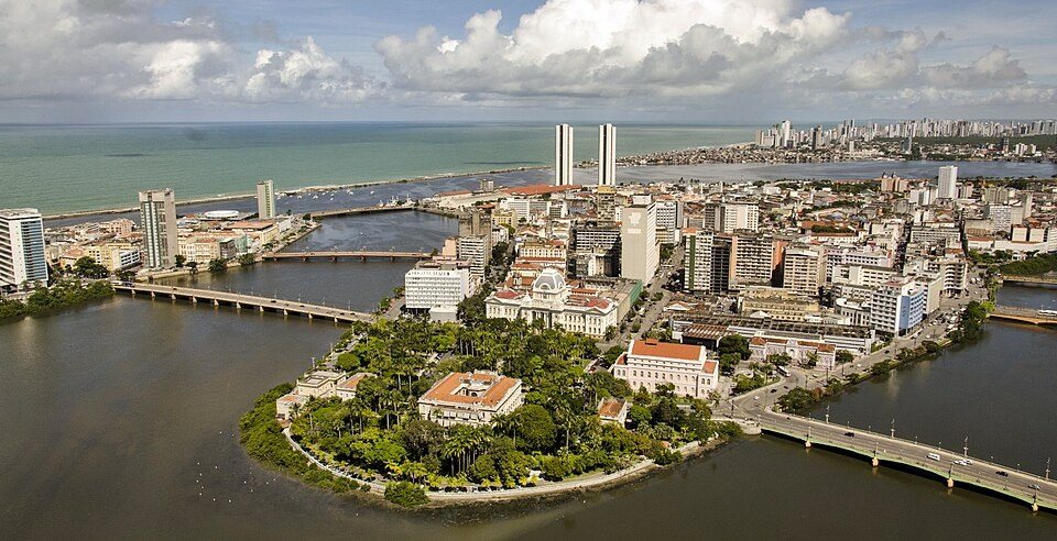 Vista de Recife (PE), contexto urbano de marketing para desentupidoras em Recife